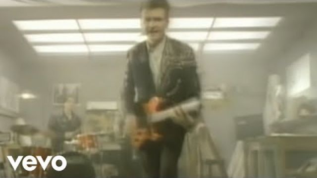 Crowded House - Don't Dream It's Over (Official Video)